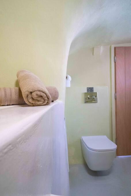 Santorini Oasis- Cave House Holiday home *