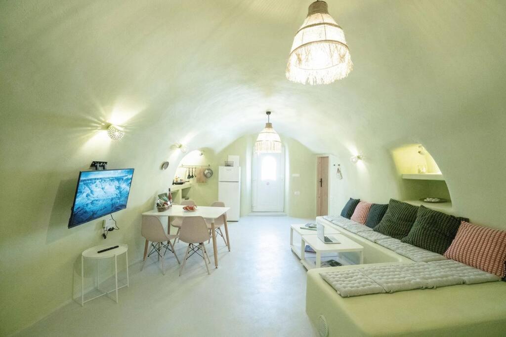 Santorini Oasis- Cave House Fira (Santorini)
